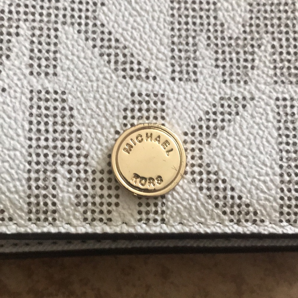 Michael Kors Wallet - Picture 3 of 15